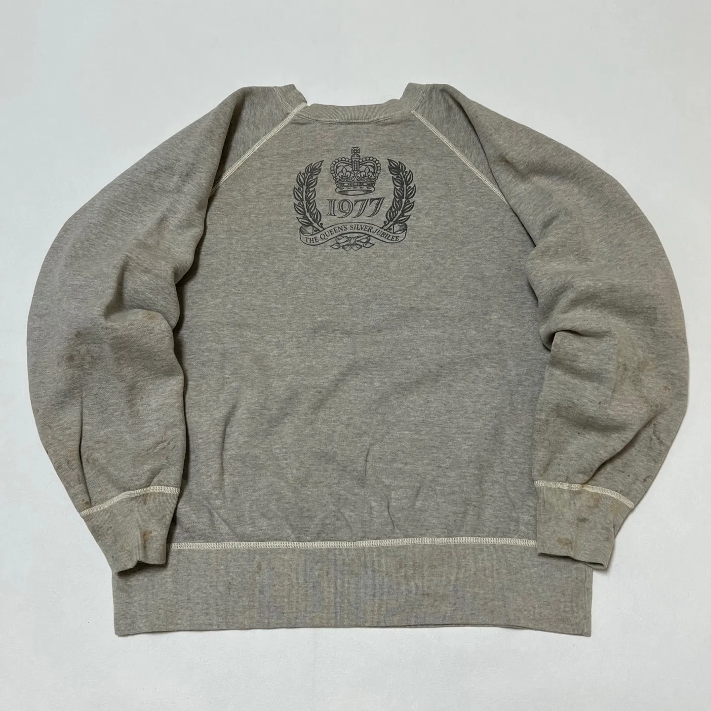 SAINT Mxxxxxx x SEX PISTOLS QUEEN SP_CREW SWT/GRAY band co-branded retro sweatshirt Queen's distressed sweatshirt with holes Distressed gray S-XL Retro distressed distressed hole wash treatment Hand-made graffiti treatment Factory four-needle six-thread boneless sewing Correct co-branded collar label/correct fruit label/wash water label/little angel label